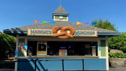Exterior of Maingate Munchies at Six Flags